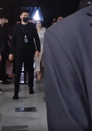 天生丽质|杨幂现身直播间，穿高开叉连衣裙，丝带马尾造型生图美成仙女下凡