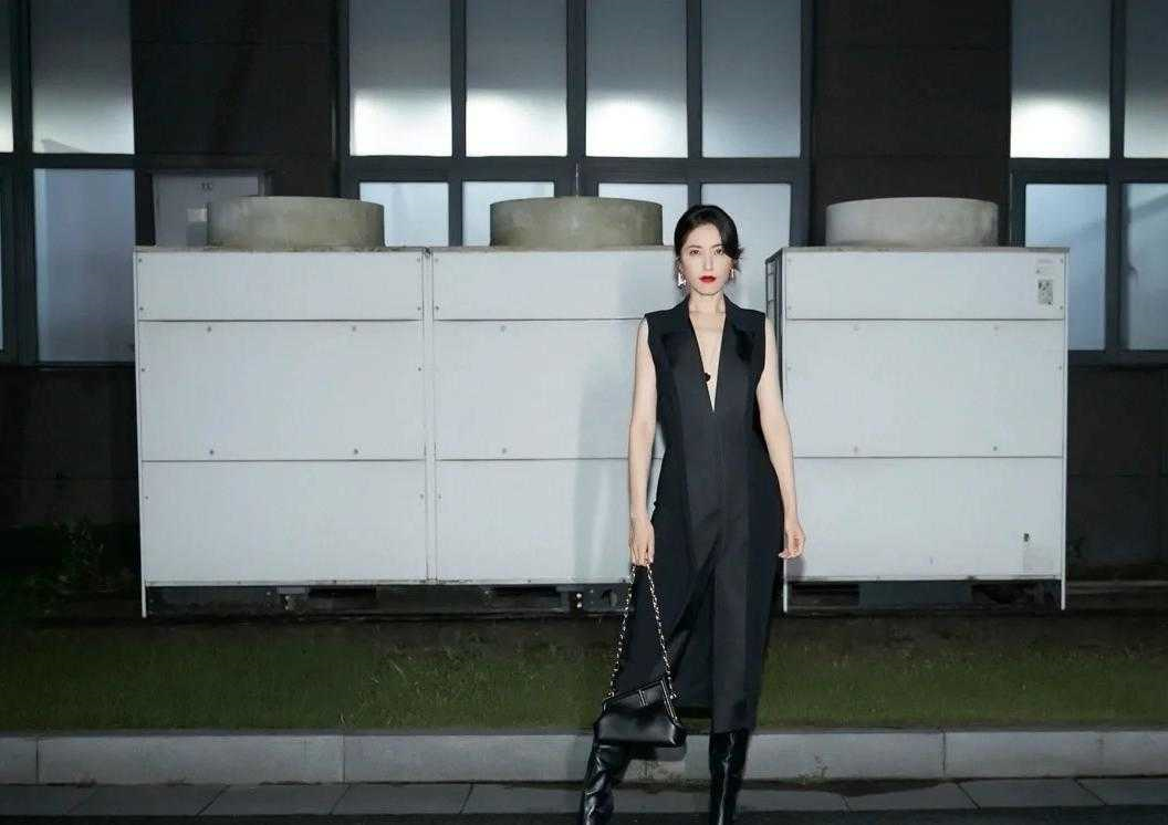 何有强|44岁曾黎真抗老，穿黑色长款外套配长靴帅气利落，美得高级