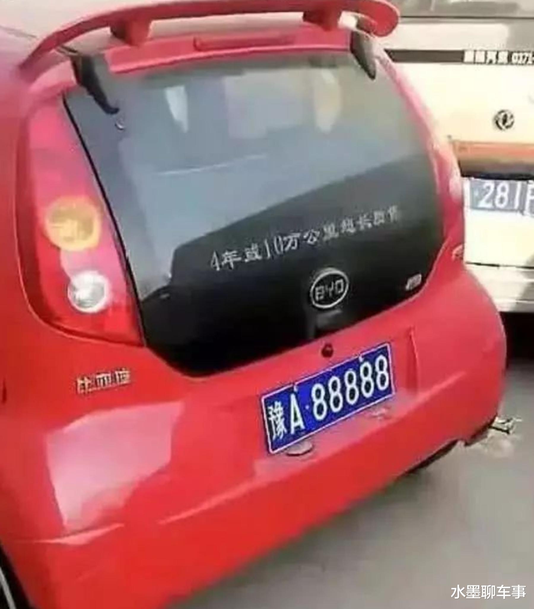比亚迪|河南一辆比亚迪走红，8千的车挂800万的车牌，回头率100%