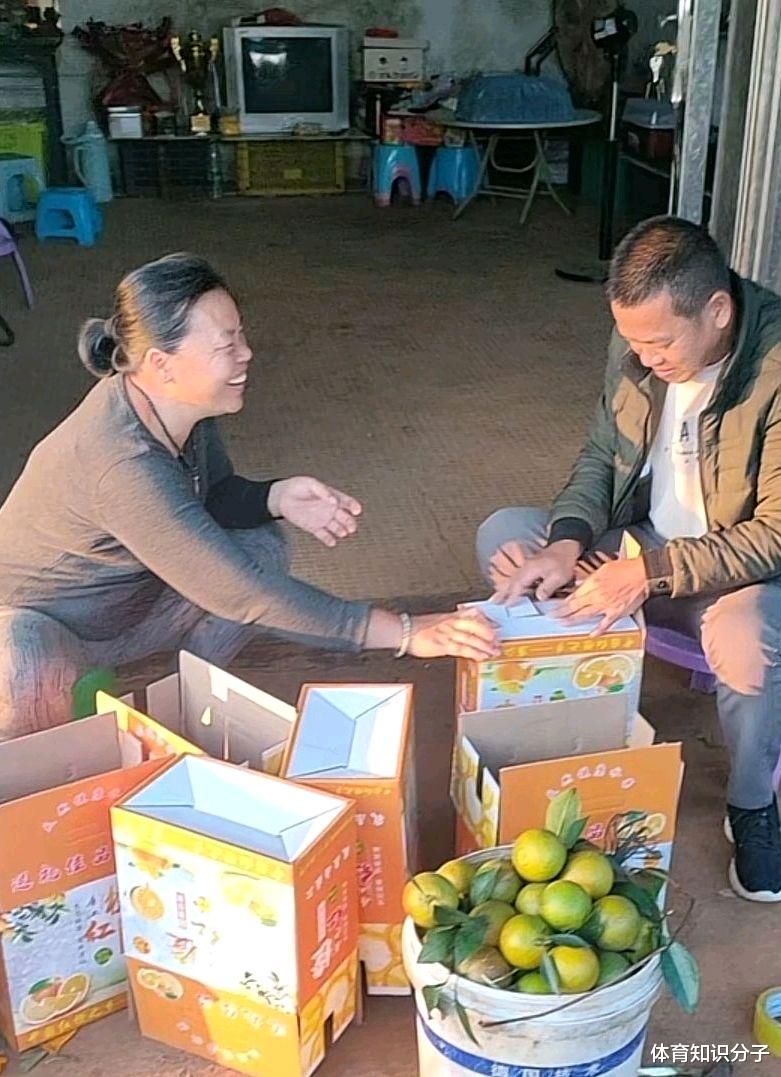 全红婵|幸福一家人！全红婵哥哥和爸妈一起装橙子，全爸认真全妈笑得开心
