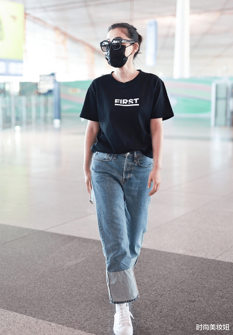 时尚美妆妞|梅婷瘦身后太会穿了，黑色T恤配拼色牛仔裤走机场，简约却很高级