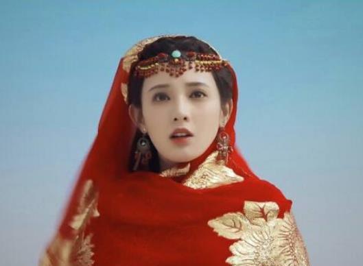 朱珠|同样是红衣少女，鞠婧祎撞上彭小苒，买家秀和卖家秀的区别！