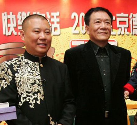 步惊云|75岁侯耀华：霸占弟弟遗产，收2位身材火辣的女徒弟，晚节不保