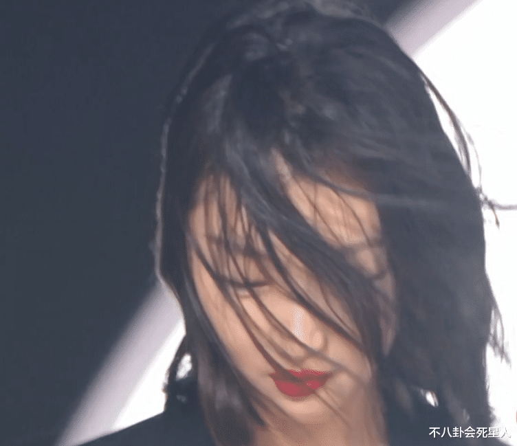 周冬雨|红毯意外状况：白敬亭被吹飞，周冬雨头发糊一脸，她尬出了圈