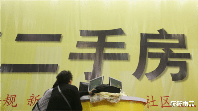 筱筱雨菲 为什么有些人不愿买墓地，而是花几十万买小区放骨灰盒？你怎么看