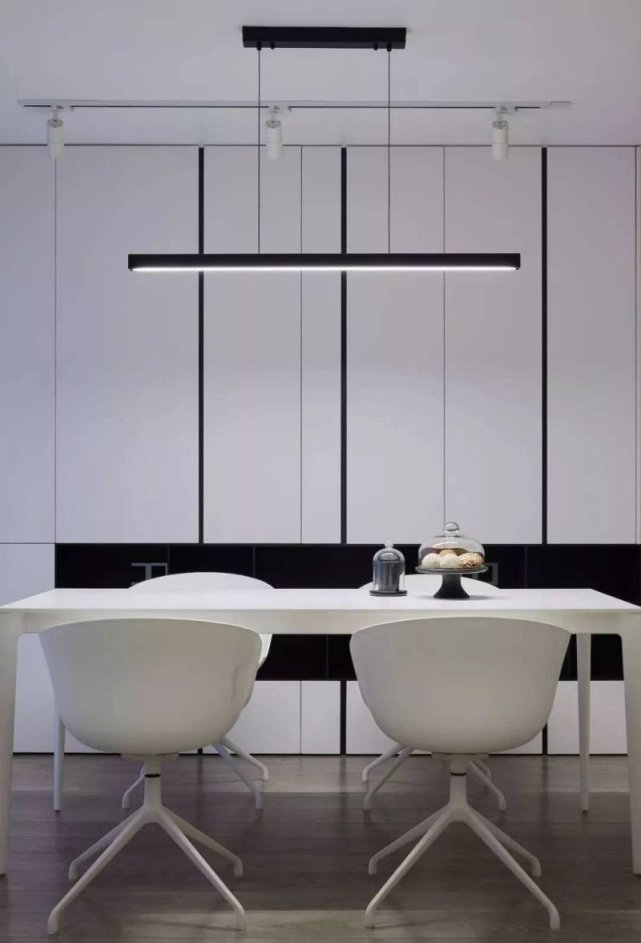 112平简约二居室，入户玄关大面积木饰面平衡黑白空间