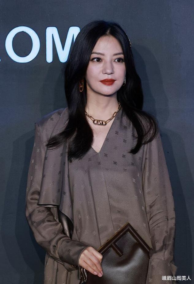 连衣裙|?45岁赵薇生图好能打，真丝裙搭复古红唇亮相，优雅不失霸气