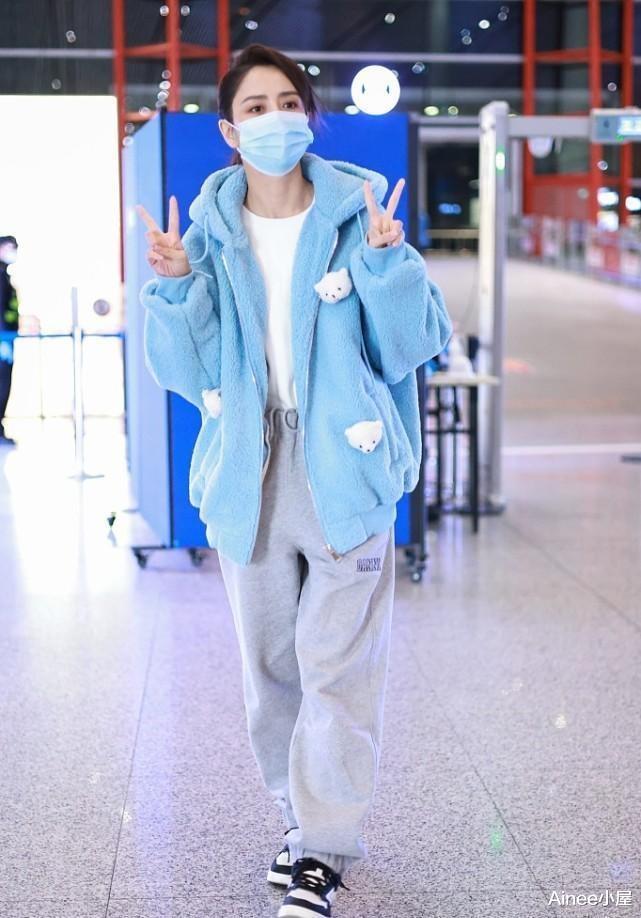 佟丽娅|佟丽娅离婚后重拾少女感,蓝色羊羔毛配熊头装饰,直面镜头无压力