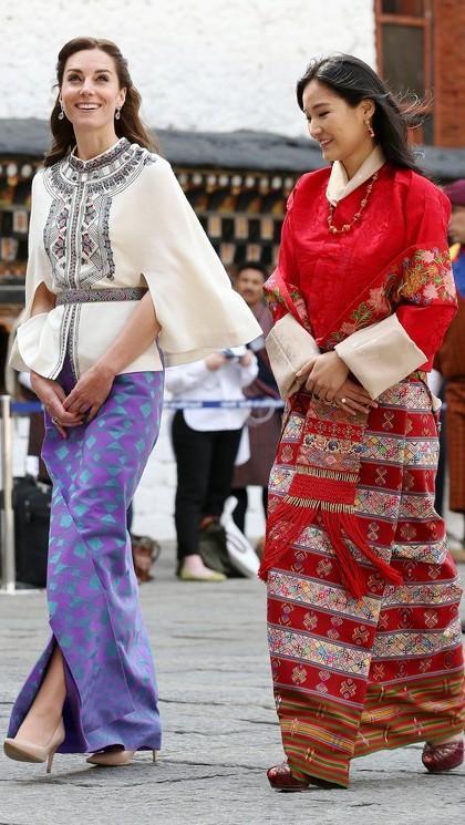 小王子|不丹国王搂着王后亮相罕见秀恩爱！王后穿花衣，5岁小王子更萌啦