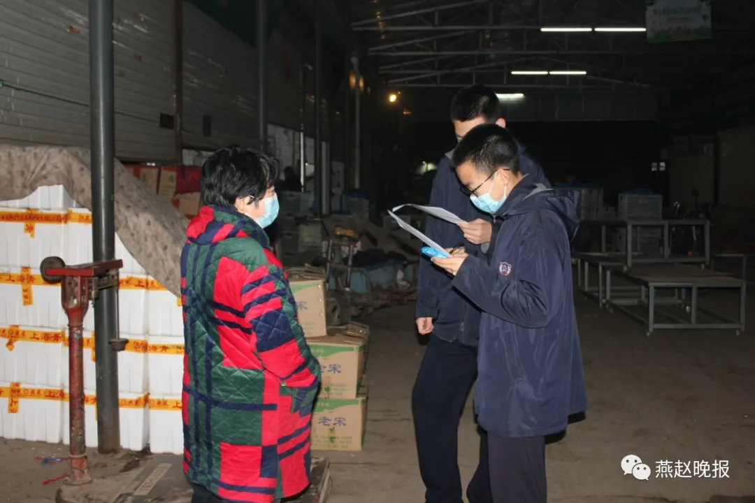 石家庄日报客户端 凌晨三点菜市场来了群少年