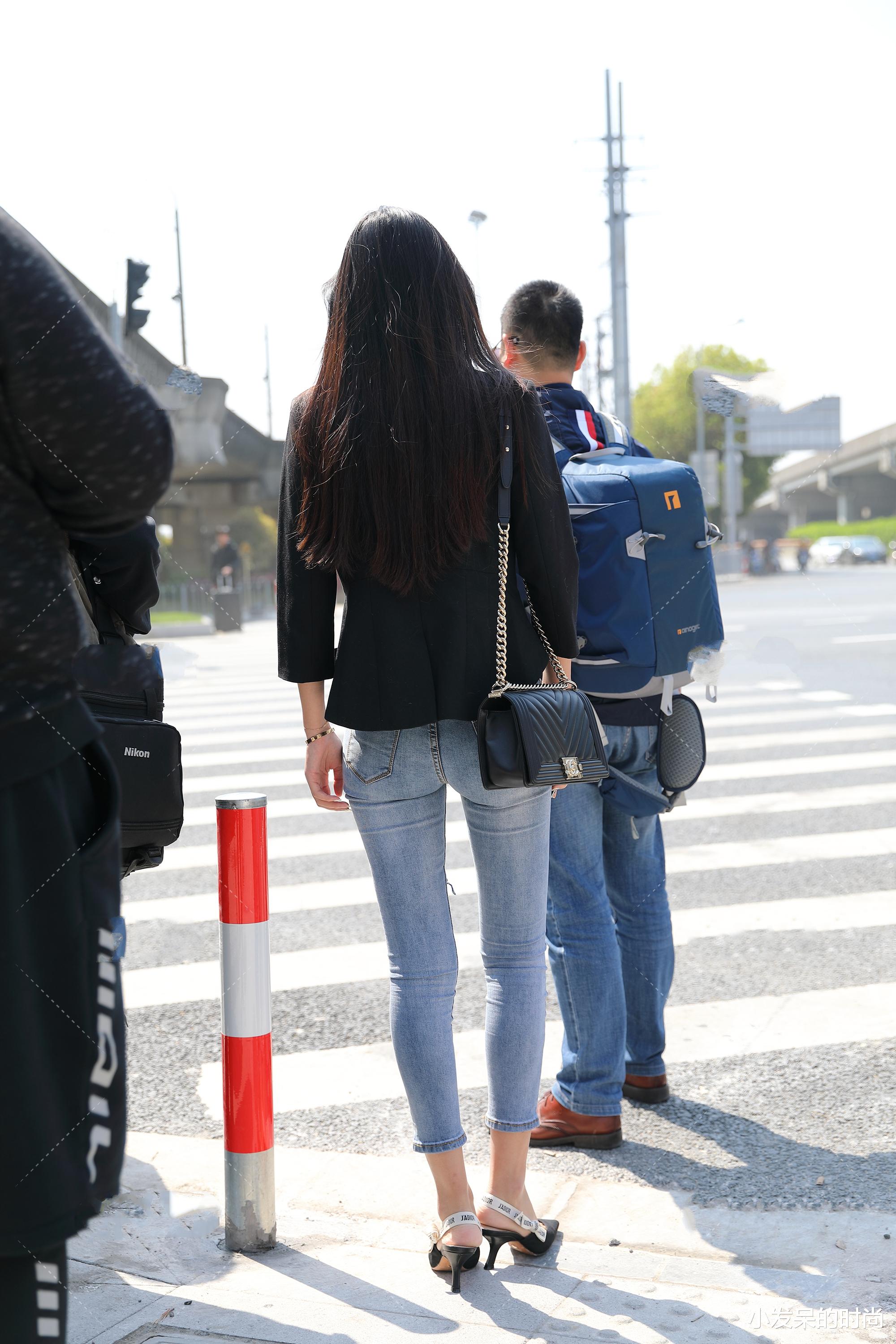 西装|黑色西装外套和一双黑色高跟鞋，职场女性的气息一览无遗