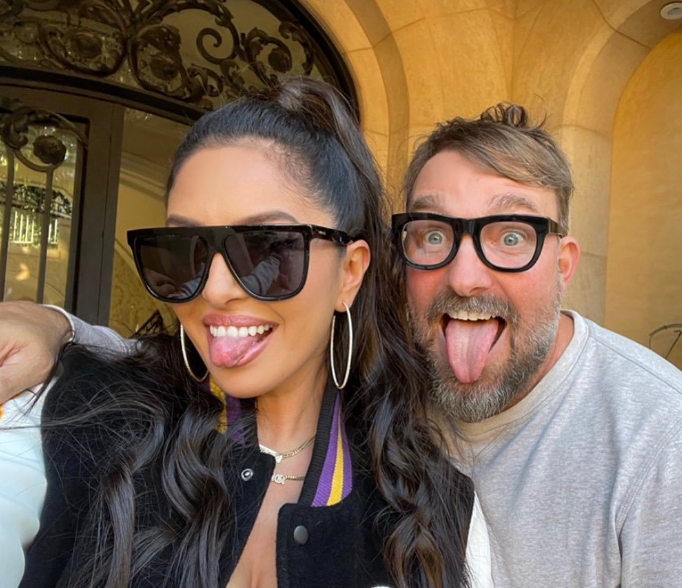 瓦妮莎|瓦妮莎穿湖人Logo衣服出镜，男子搂瓦妮莎肩膀，两人吐舌卖萌心情好