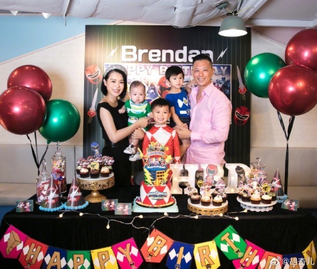 德云社|胡杏儿老公晒照庆结婚六周年纪念日，五口之家全家福温馨，三子颜值高