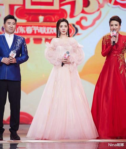 碟中谍7|王晓晨深夜庆生，穿印花裙踩红鞋众星成背景板，1楼10层蛋糕太奢侈