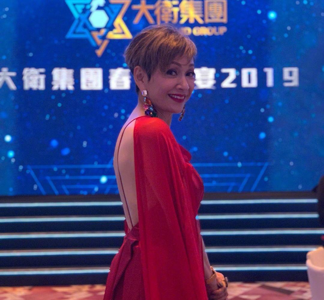 余安安|周润发前妻余安安真胆大，穿一袭白色开叉礼服秀身材，高挑纤瘦