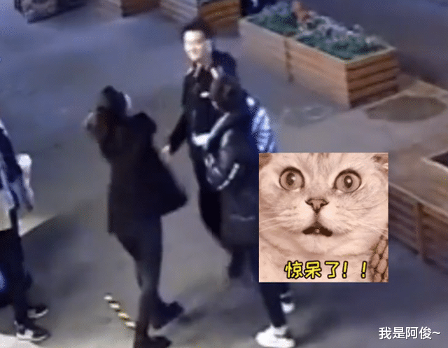 北京一男子酒吧门口强吻女子,女子上去就是一巴掌!网友直呼给力