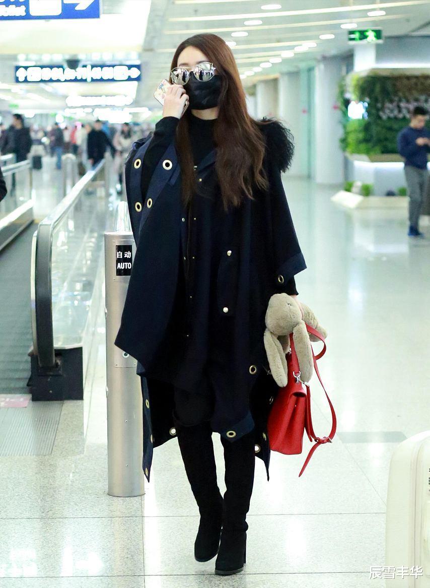 赵丽颖|赵丽颖虽然个子娇小，穿“肥大”衣服却不显拖沓，依旧时髦又可爱