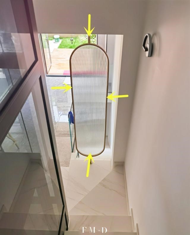 楼梯口正对着客厅,用木格栅隔断,关键比实心隔墙薄,更省空间