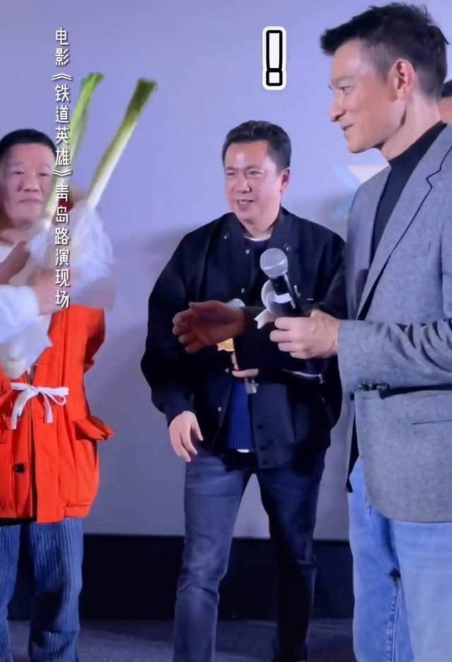 鹿晗|爷青回!刘德华范伟17年后再同框状态年轻,低头闻葱味画面太搞笑