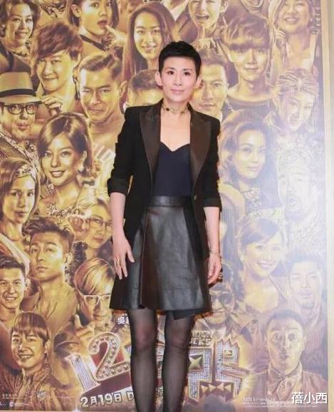 蓓小西|“吴君如”与陈可辛合体亮相，穿印花衫配牛仔裤，越老越时髦