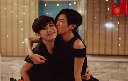 周家怡|“英皇一姐”周家怡：曾是佘诗曼的好闺蜜，却因“抢男人”决裂？