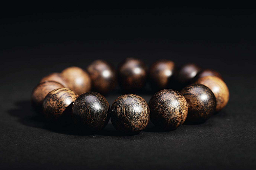 沉香|941红木家具： 楠木、黄花梨、紫檀、沉香，你会选择哪种手串把玩？