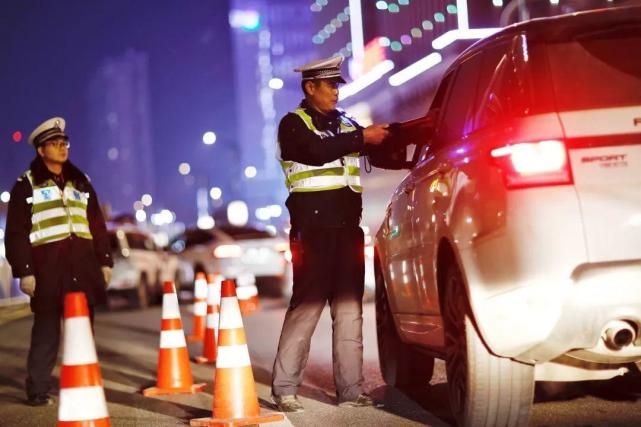 码农叔叔资讯 男子驾车前喝藿香正气水被查醉驾，判拘役1月罚3000元，法官：属于危险驾驶