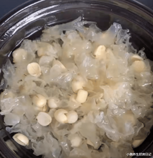 银耳|它是穷人的“燕窝”，每天煮一锅，热乎乎端上桌，补血养血，补气又暖胃！