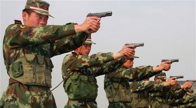 冲锋枪|战场上为何军官都标配战斗力低下的手枪，而不拿着步枪或冲锋枪？