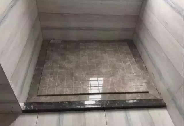 卫生间地面不要做斜坡了,聪明人这样一设计,下水快还防滑