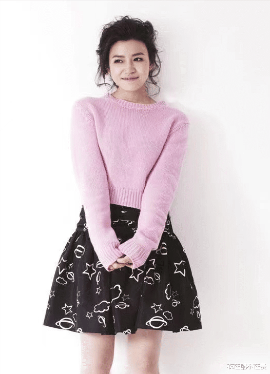 衣在配不在贵 陈妍希无滤镜自拍挺真实,脖子后的“富贵包”很抢眼,脸圆但腿细