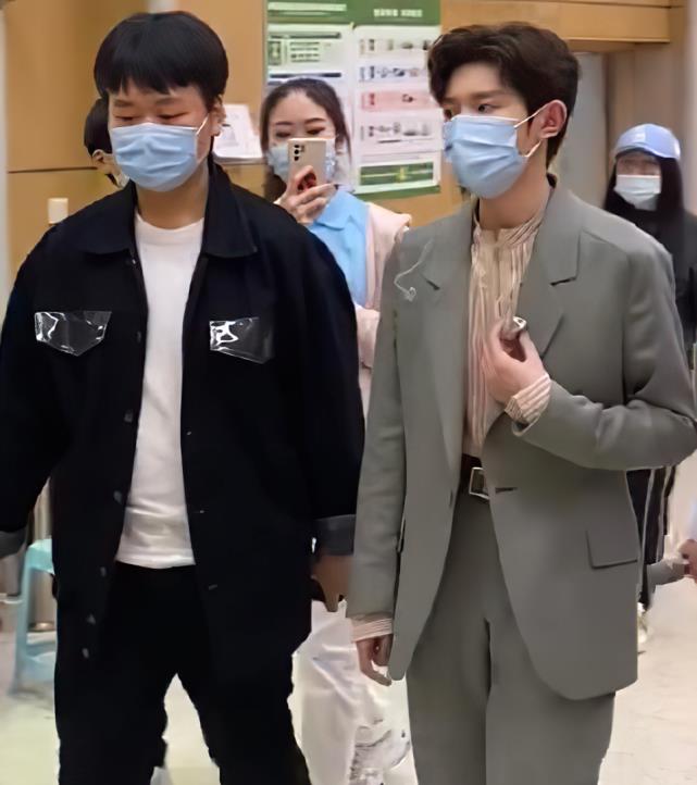 王源|王源总算长高了，央视无修图身高太抢镜，不到一月突破一米八？