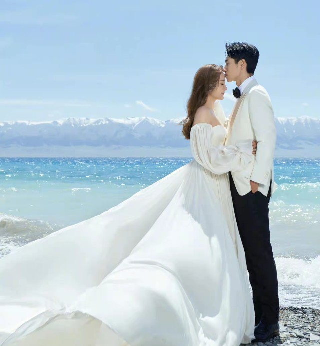 魏晨|魏晨婚礼接亲现场图公开，身穿蓝金礼服喜气洋洋，二老满脸幸福接过新人敬茶