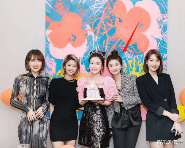 心动4|《心动4》洪成成过生日，“5姐妹”同框，小孔站位暗示两人关系