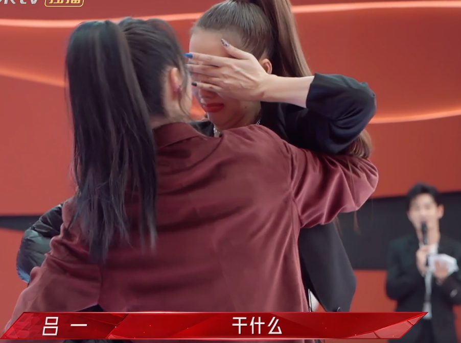 吉克隽逸|太过分！吉克隽逸穿超短裤脚踩凳子上，起身时短裤纠起来没眼看！