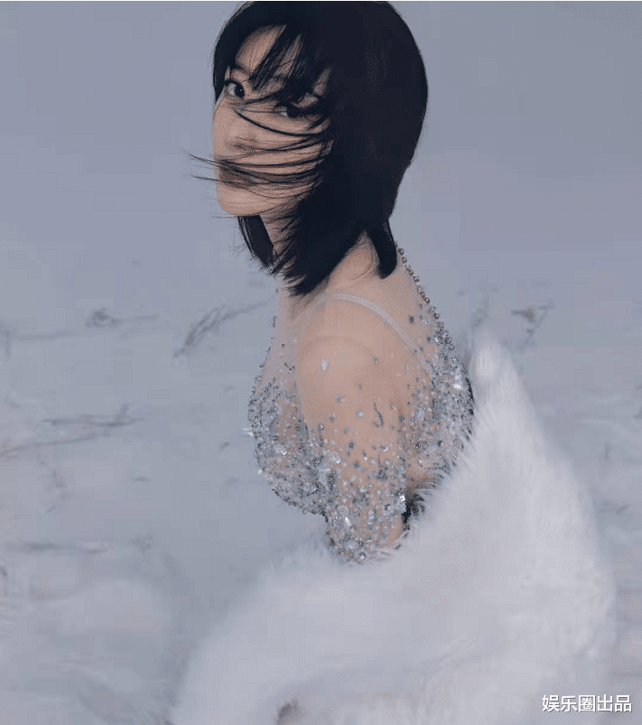 柳岩|柳岩晒九宫格美照，穿冬装站在雪地中凹造型，被指吃得太饱了