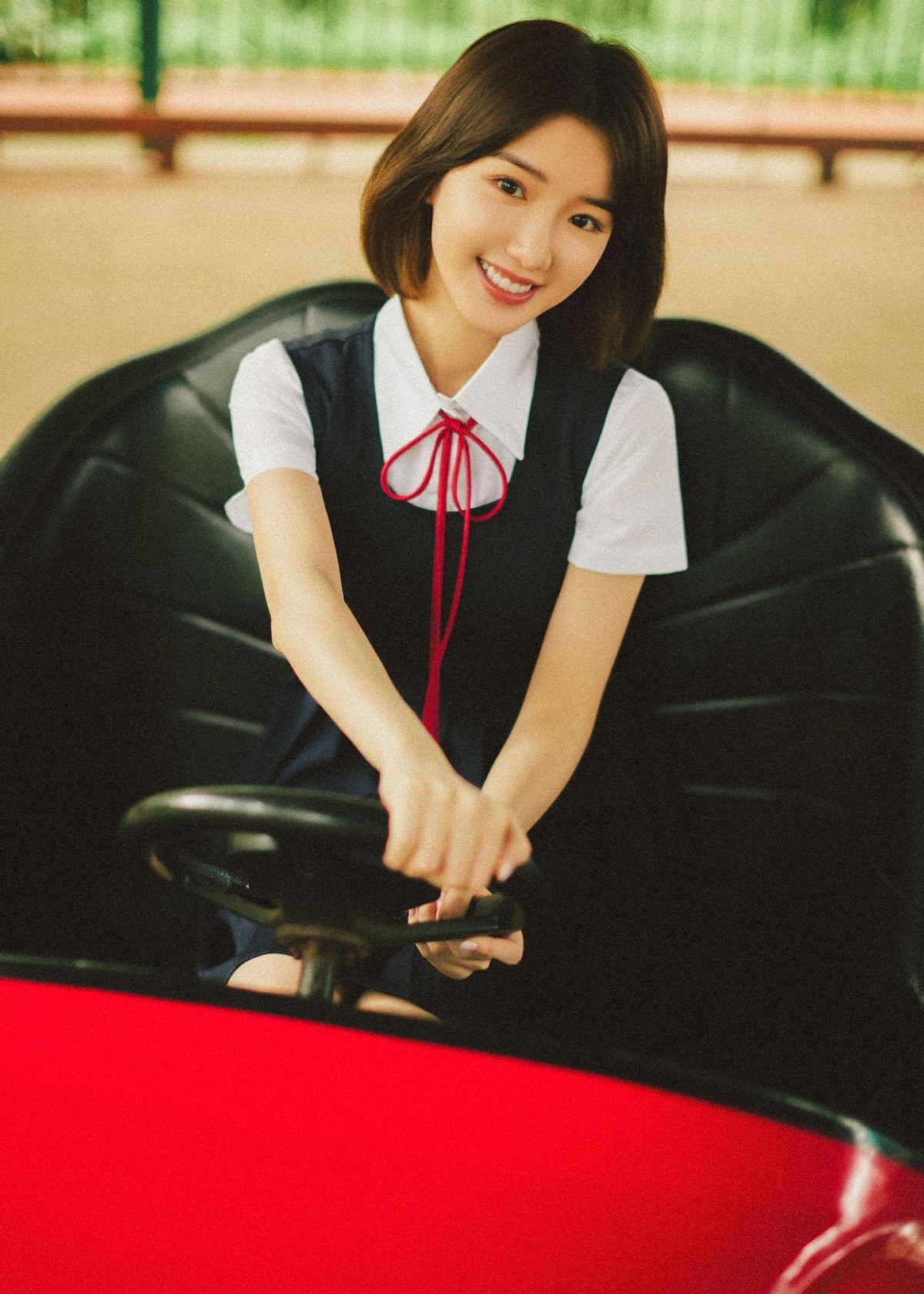 白小白的衣橱|毛晓彤晒照回归童年，一身学生打扮跟“未成年”似的，太娇俏了