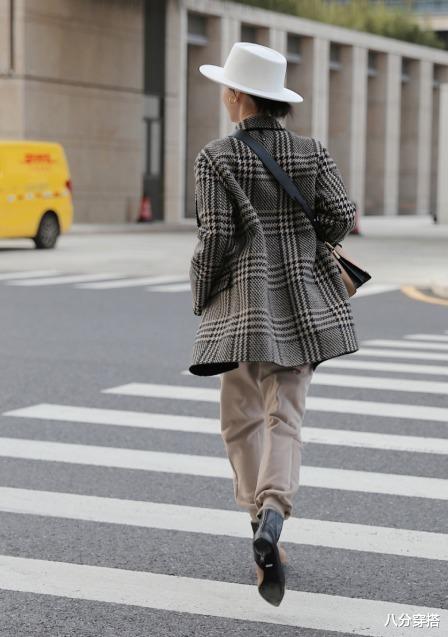 八分穿搭 今年的博主终于怕冷，都在穿格纹大衣配靴子，小个子女生也能驾驭