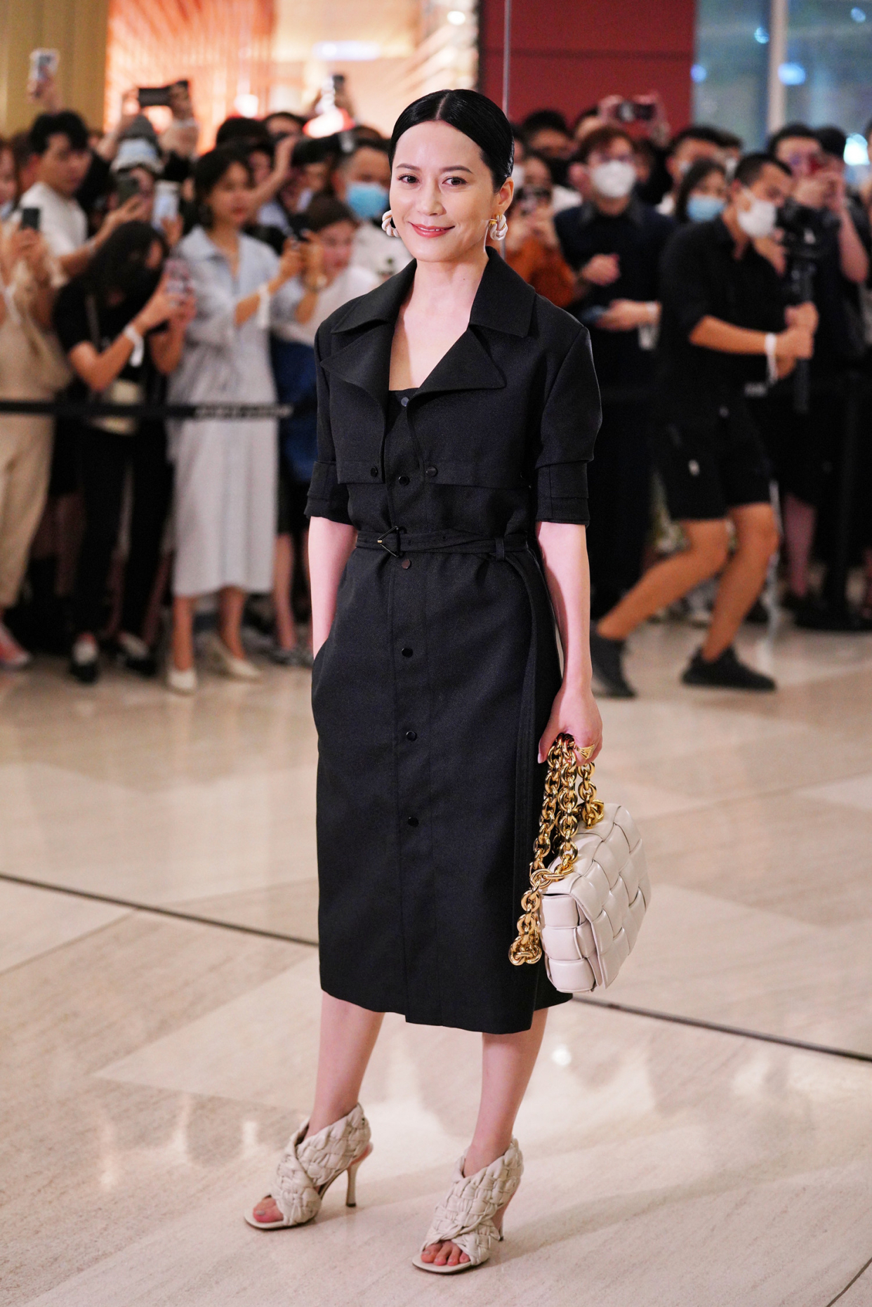 长裙|俞飞鸿罕见换发型，贴头皮发型略显老气，配黑色长裙气质依旧高级