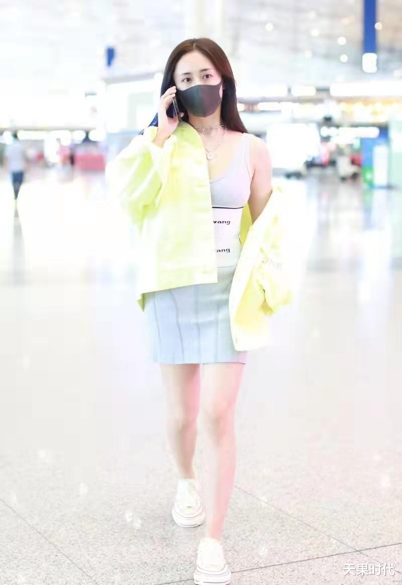 天果时代 刘芸的衣领还敢再低？机场穿搭刻意露出小香肩，有料的身材真惹眼