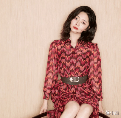 蓓小西 谭松韵“娃娃脸”真占便宜，穿牛仔套装尽显青春感，像个高中生