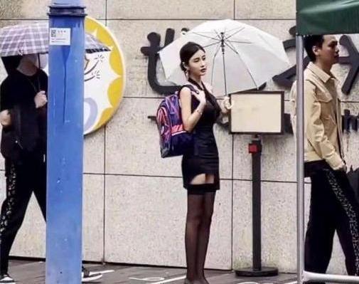 女主播变“二手车推销媛”:姿势撩人,有女大学生喊“榜一”爸爸