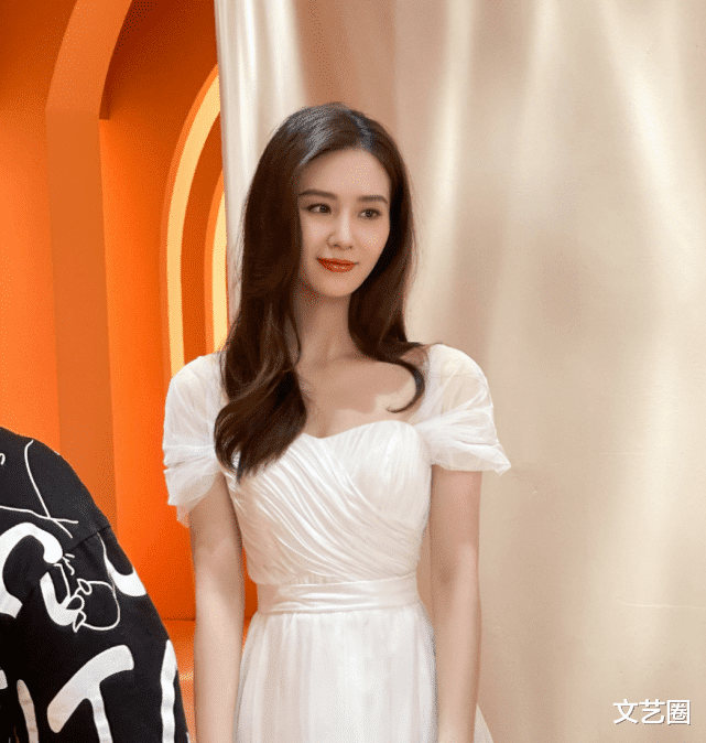 周深|刘诗诗央视中秋晚会路透曝光，穿古装顾盼生姿，头饰造型浮夸像顶了个球