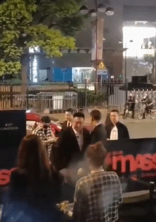 王思聪|王思聪开劳斯莱斯去蹦迪，被美女们主动扑怀里捂脸害羞笑