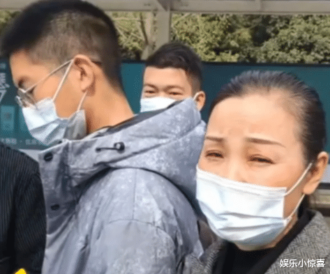 穿衣搭配|孙卓离开养父母回深圳后，穿衣打扮变的时尚，眼里却没有光了