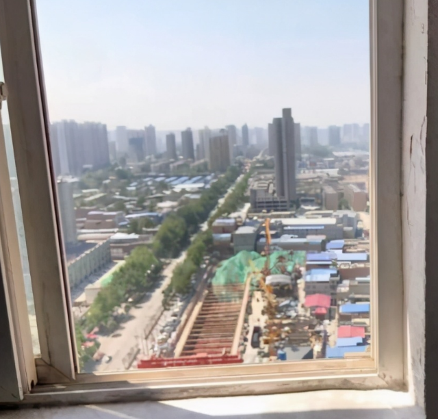 社评之家 小学生女孩从20楼跳下身亡，生前被质疑偷钱，在墙上写下再见了