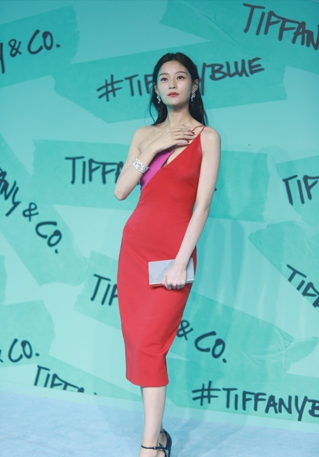 Lady变美日记|王媛可的穿搭路线挺特别,穿拼色裙用“电话线”当肩带,好时髦