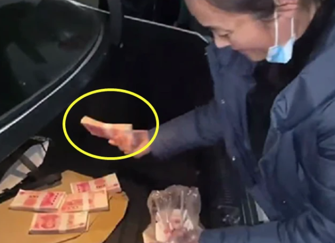 陈亚男|陈亚男妈妈退还全部彩礼，表面看似鸡飞蛋打，实则将格局做大了