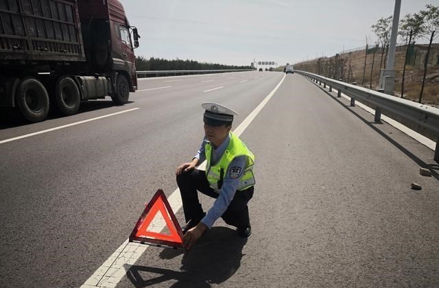 奶豆说育儿|在高速上行驶，如果轮胎发生爆胎，需不需要第一时间通知交警呢？