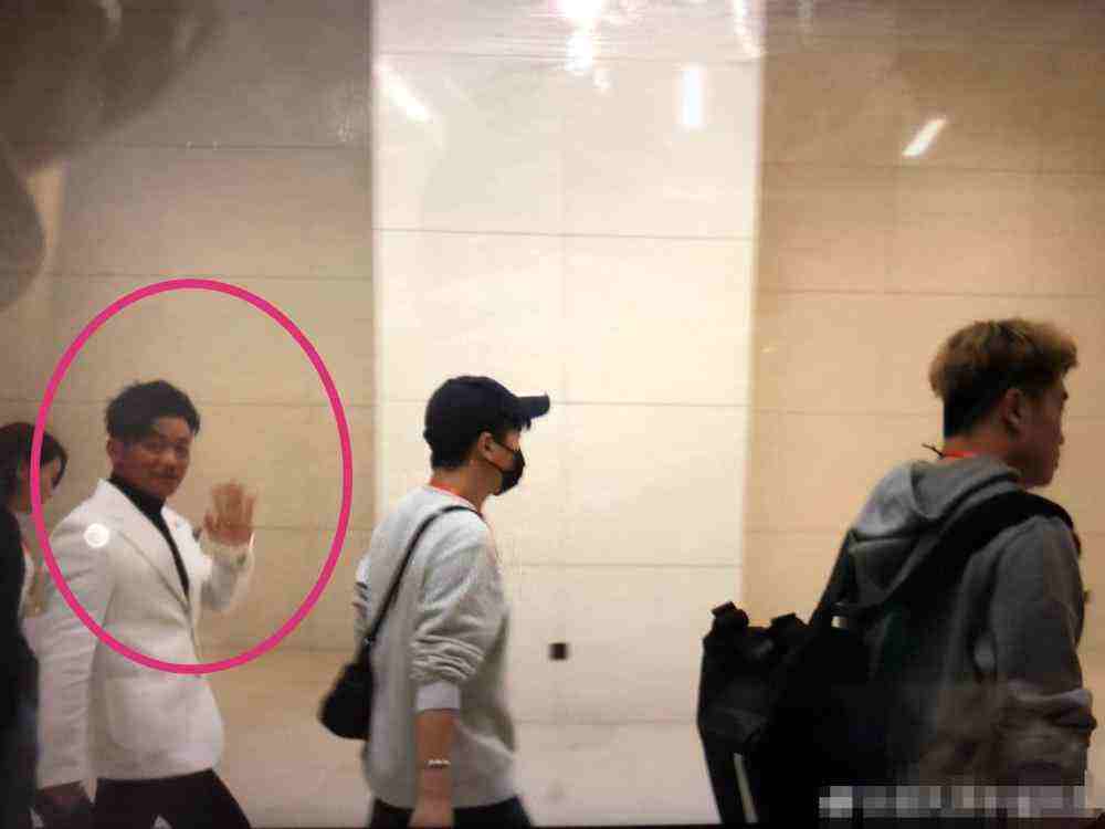 王宝强|39岁王宝强很少在飞机场露面！白色衣服肤色偏暗耐心等待没大牌